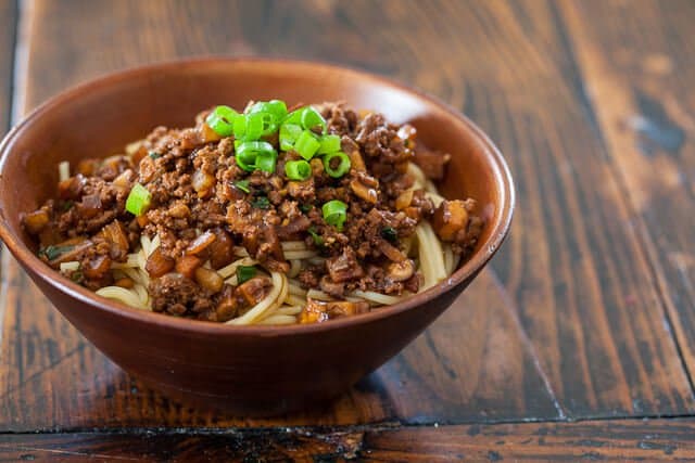 Taiwanese Noodles with Meat Sauce Recipe (Taiwanese Spaghetti!)