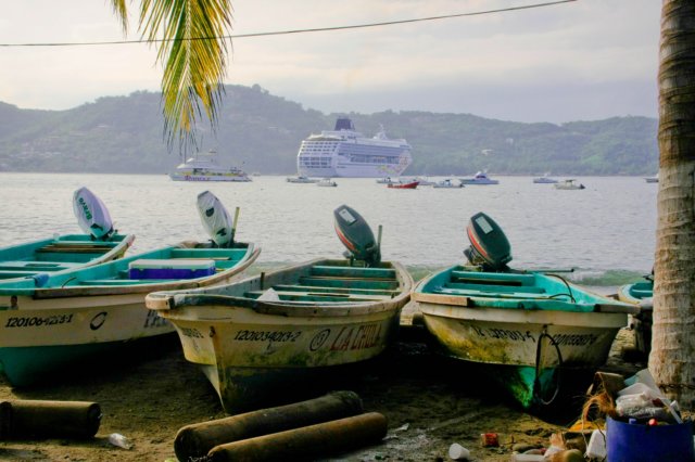 zihuatanjofishingboats.jpg